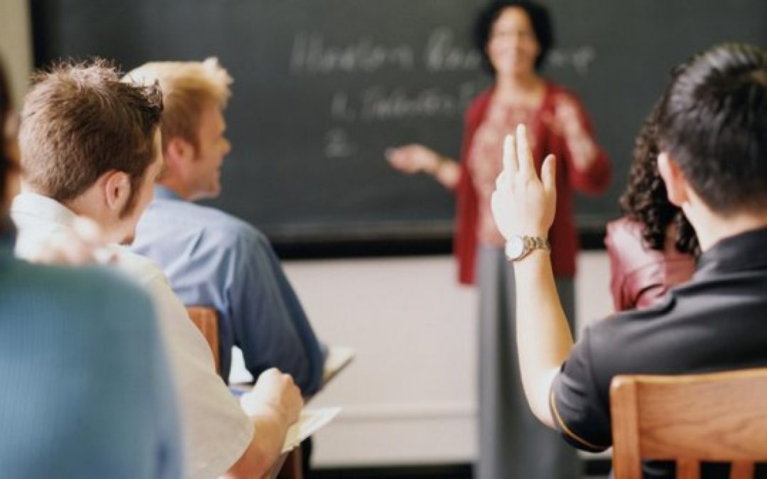 Professor que atendia alunos no recreio vai receber por tempo à disposição da faculdade