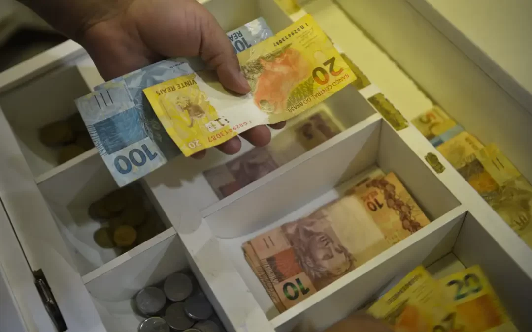 Salário mínimo de R$ 1.412 entra em vigor nesta segunda-feira